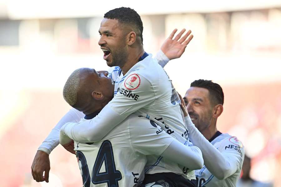 Talisca e En Nesyri marcaram os golos na primeira parte