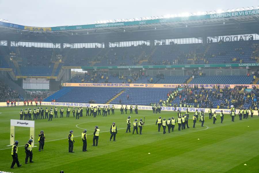 Politi på banen på Brøndby Stadion