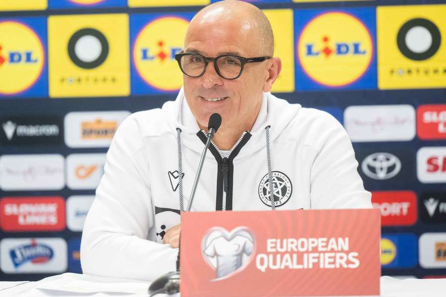 Francesco Calzona na tlačovej konferencii.