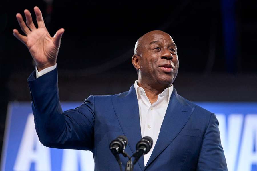 Magic Johnson também possui uma sólida carreira no mundo dos negócios Magic Johnson também possui uma sólida carreira no mundo dos negócios