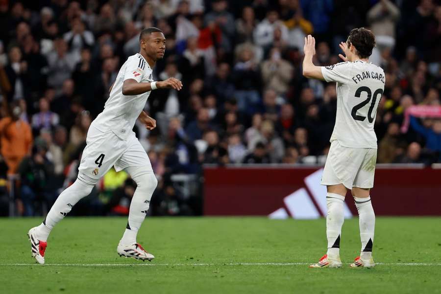 Alaba saluda a Fran sobre el verde del Santiago Bernabéu.