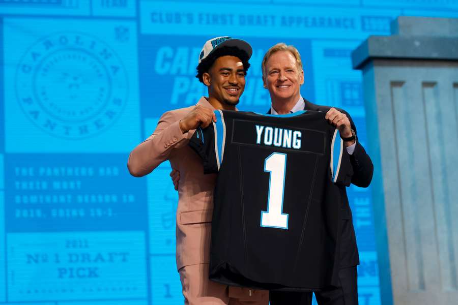 Bryce Young ao lado de Roger Goodell, comissário da NFL