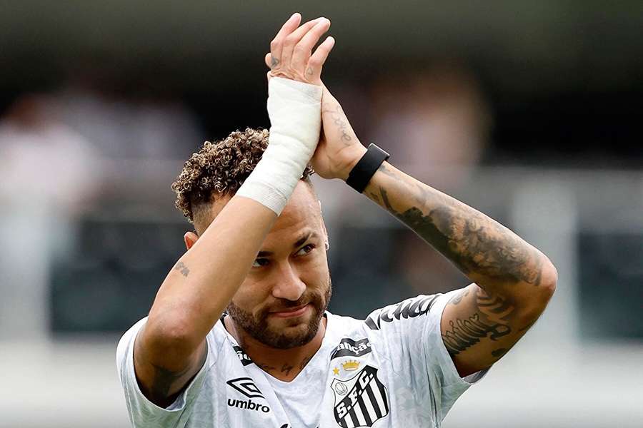 Laut seinem Vater dachte Neymar über ein Karriereende nach. Laut seinem Vater dachte Neymar über ein Karriereende nach.