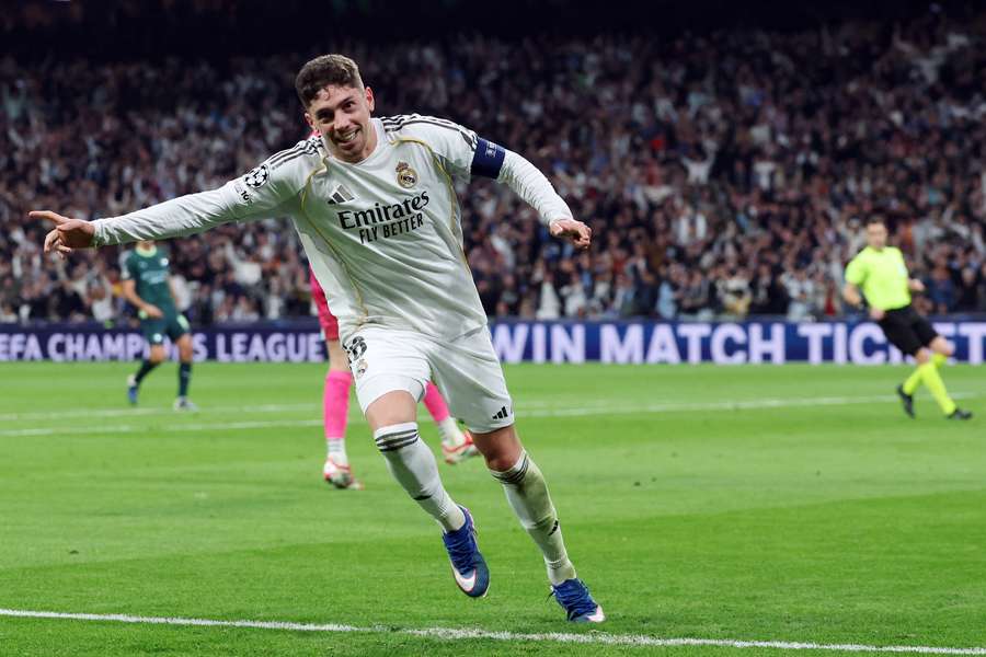Federico Valverde célèbre l’ouverture du score lors du huitième de finale aller de Ligue des champions entre le Real Madrid et Manchester City, au Santiago-Bernabéu, le 11 mars 2026.