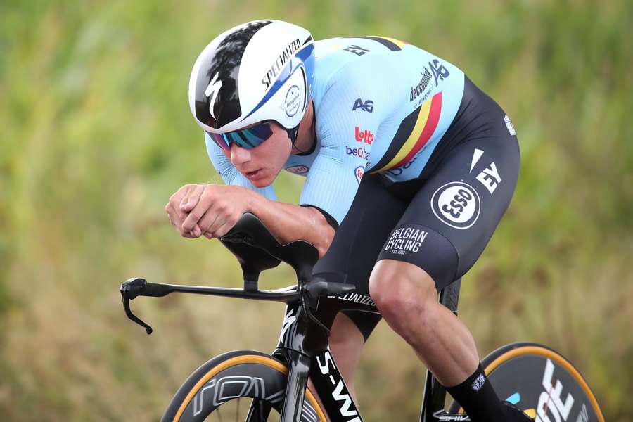 Remco Evenepoel poised for Vuelta title as Carapaz takes stage 20