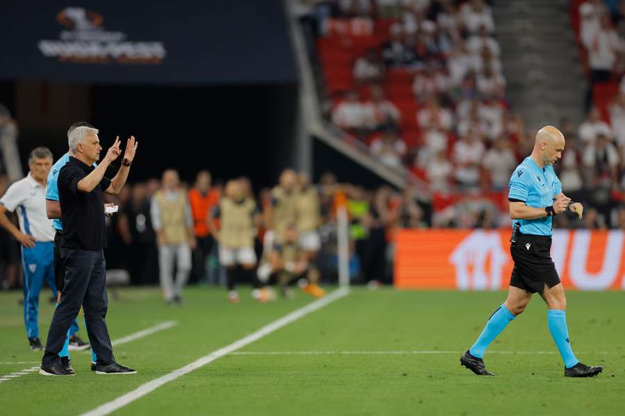 L'entraîneur portugais a critiqué le travail de l'arbitre anglais et a remis en question plusieurs actions du match.