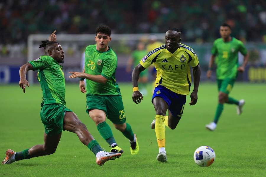 Sadio Mane (R) de la Al Nassr în acțiune în timpul meciului de fotbal din AFC Champions League dintre Al Nassr și Al-Shorta