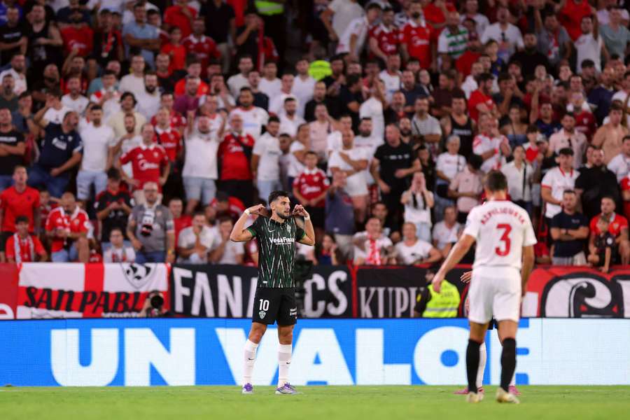 Rafa Mir, cedido por el Sevilla al Elche, celebra el que era el 1-2 en el Pizjuán