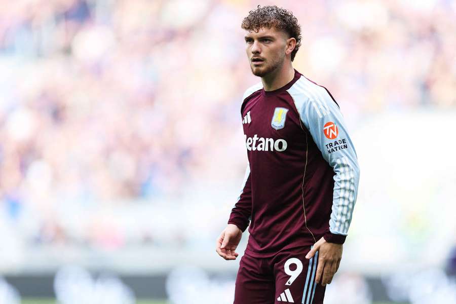 Záložník Harvey Elliott o víkendu debutoval za Aston Villu.