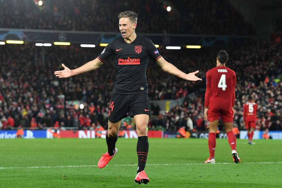 Marcos Llorente celebra uno de sus dos goles en Anfield en 2020
