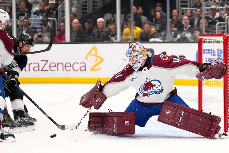 Avalanche's Scott Wedgewood makes save during Game 3 vs Los Angeles Kings