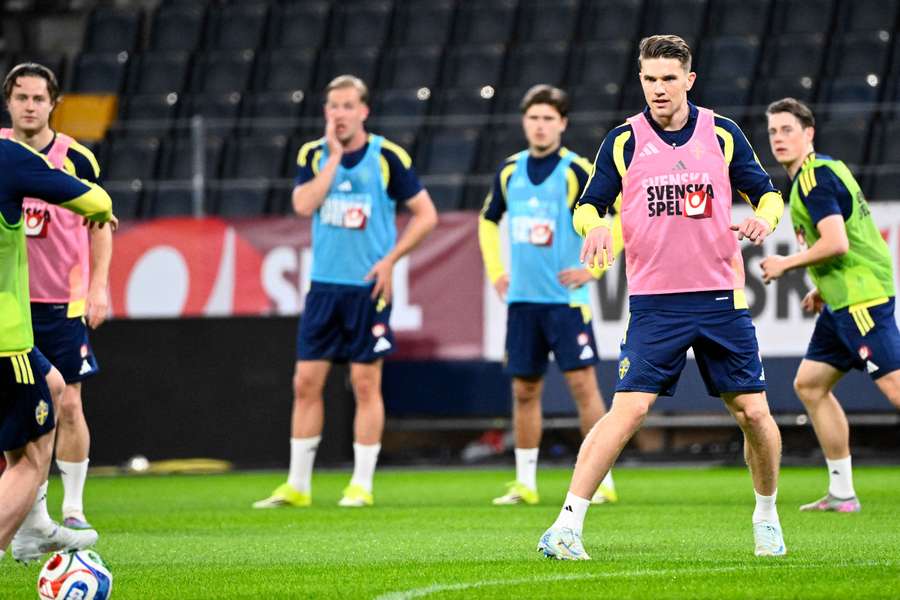 Viktor Gyokeres (drugi od prawej) podczas treningu reprezentacji Szwecji na Strawberry Arena w Sztokholmie, Szwecja, 30 marca 2026 r.