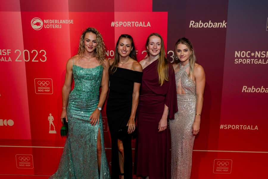 Estafette 400 meter dames op de rode loper, voor aanvang van het Sportgala