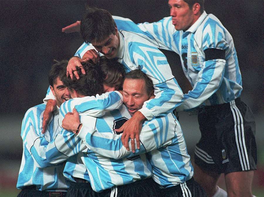 Simeone e outros jogadores argentinos comemoram um golo com Pablo Paz em 1997.