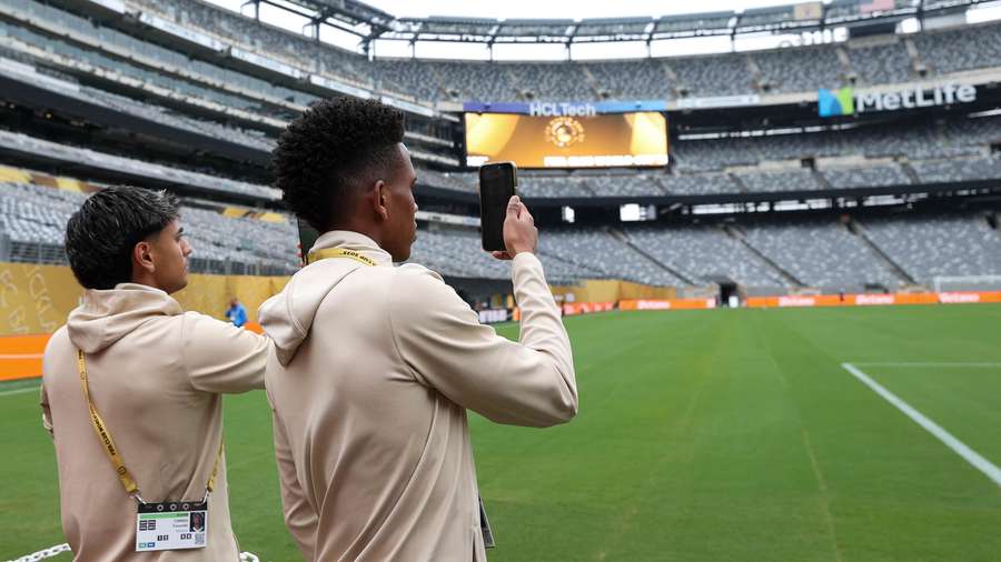 Jogadores do Palmeiras registram fotos no MetLife Stadium Jogadores do Palmeiras registram fotos no MetLife Stadium