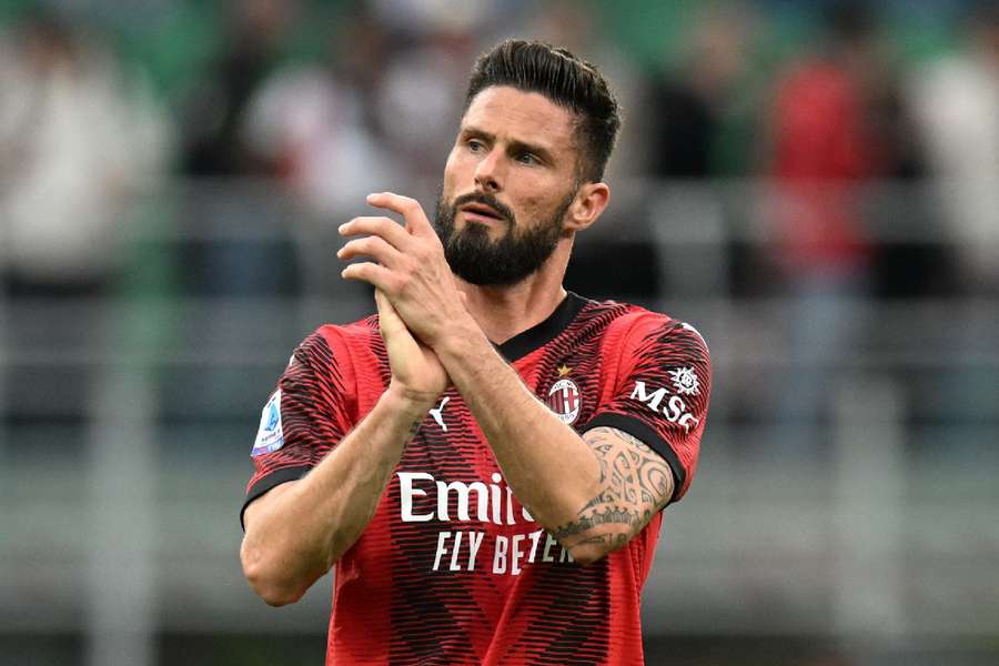 Giroud claps to the AC Milan fans after the game