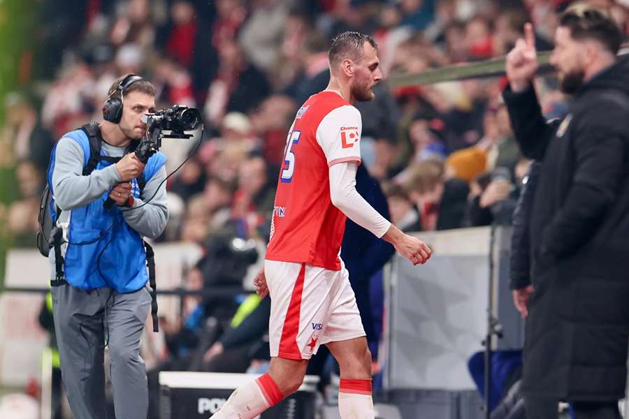 Tomáš Chorý opouští hřiště.