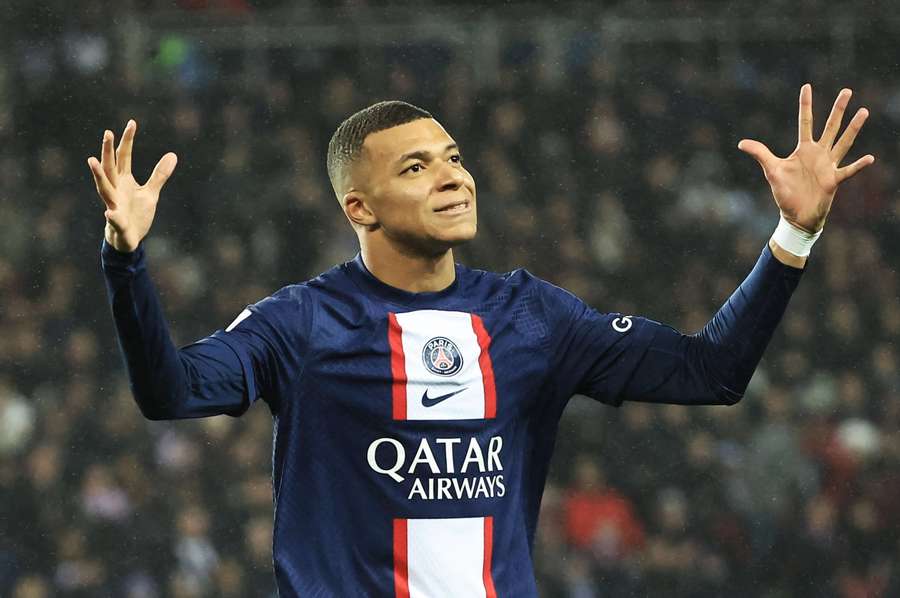 Mbappé tijdens de Ligue 1 wedstrijd van PSG tegen RC Strasbourg op 28 december 2022