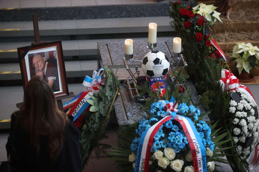 Były znakomity piłkarz Andrzej Iwan spoczął na Cmentarzu Prądnik Czerwony w Krakowie