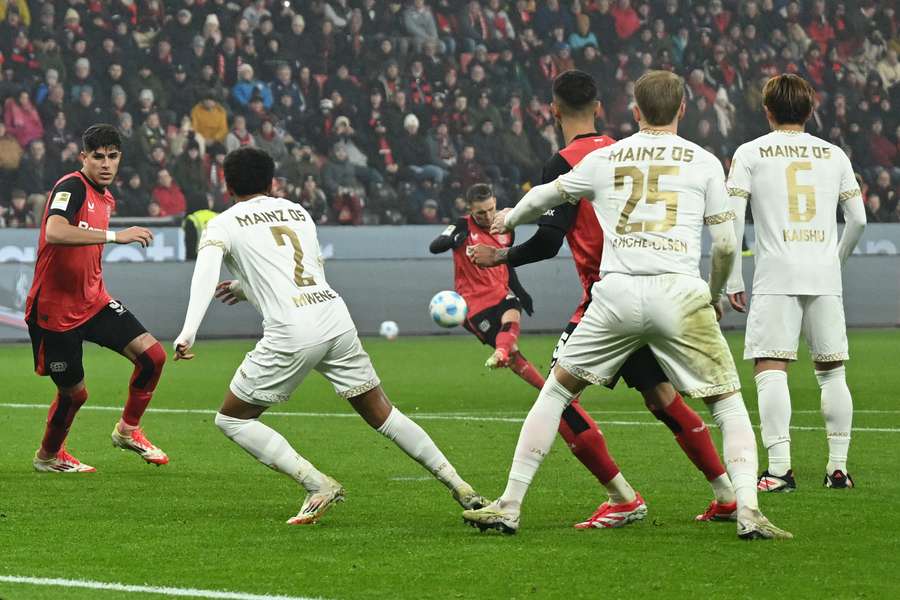 Grimaldo foi a estrela do campeão alemão