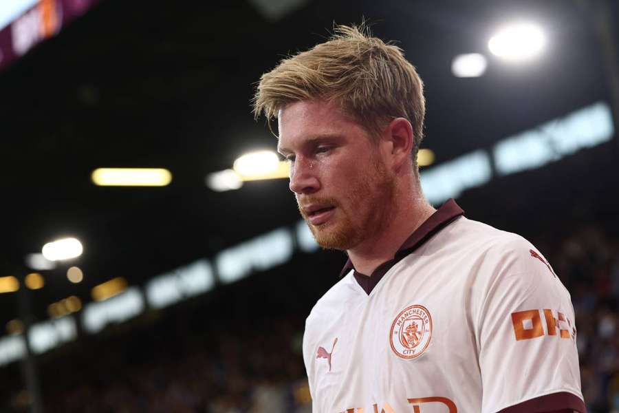 Kevin De Bruyne leaves the pitch following an injury against Burnley