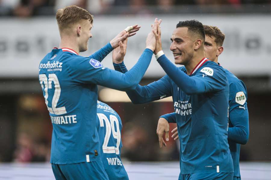 Jarrad Branthwaite feliciteert Anwar El Ghazi met zijn goal