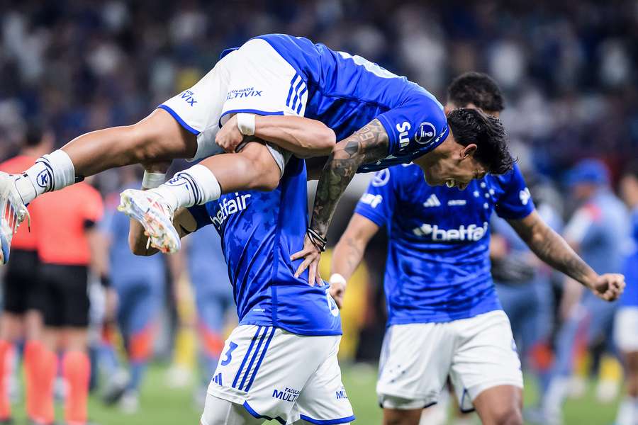 Cruzeirenses comemoram vitória sobre o Boca no Mineirão