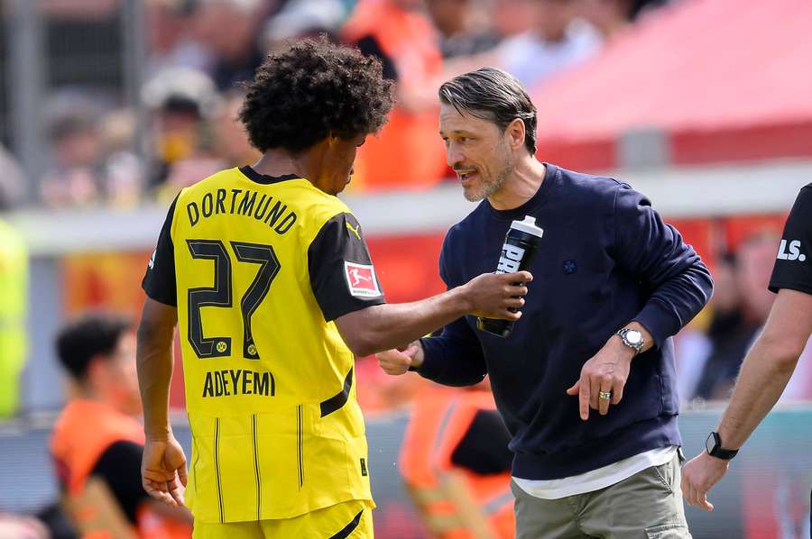 Niko Kovac dando instrucciones a Karim Adeyemi. Niko Kovac dando instrucciones a Karim Adeyemi.