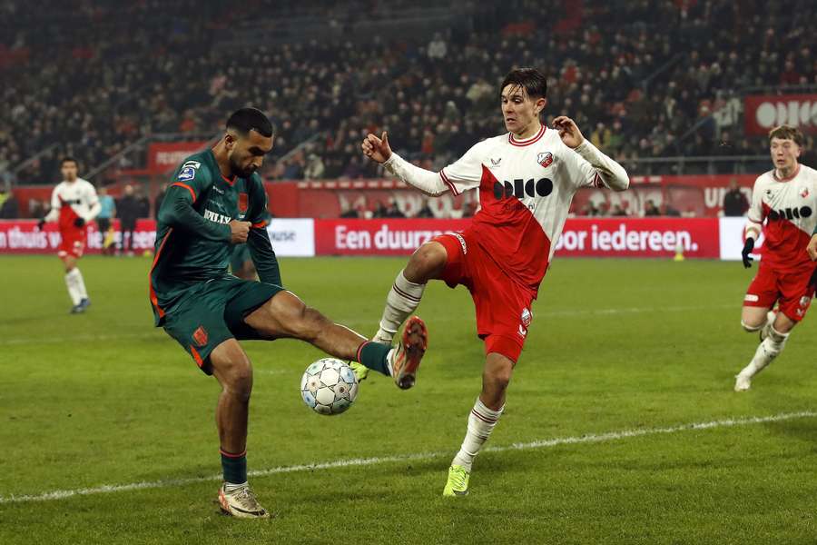 Yassin Oukili van RKC Waalwijk in duel met Victor Jensen van FC Utrecht