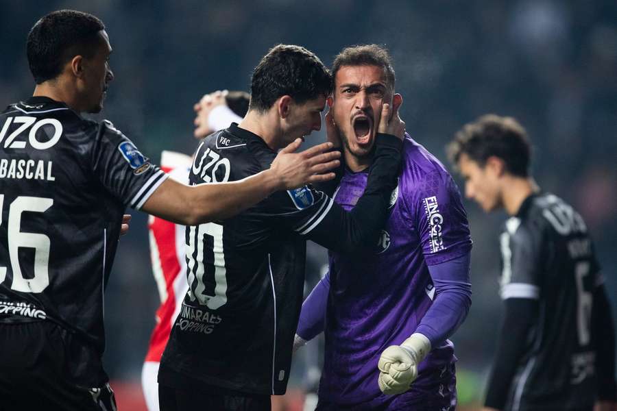 Charles virou herói com defesa no penálti de Rodrigo Zalazar Charles virou herói com defesa no penálti de Rodrigo Zalazar