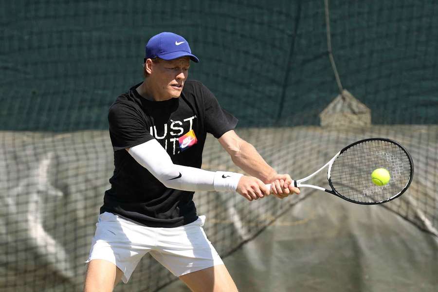 Jannik Sinner entrena a prueba con una manga en el codo