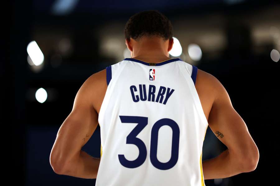 Los Warriors de Curry, vigentes campeones, estrenan la pretemporada en la NBA