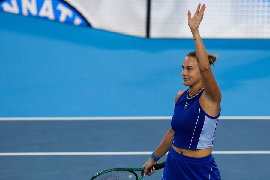 Aryna Sabalenka saluant son public. Aryna Sabalenka saluant son public.