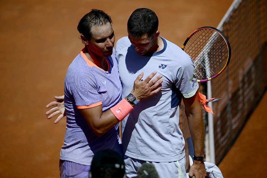 Nadal e Hurkacz se cumprimentam na rede em Roma