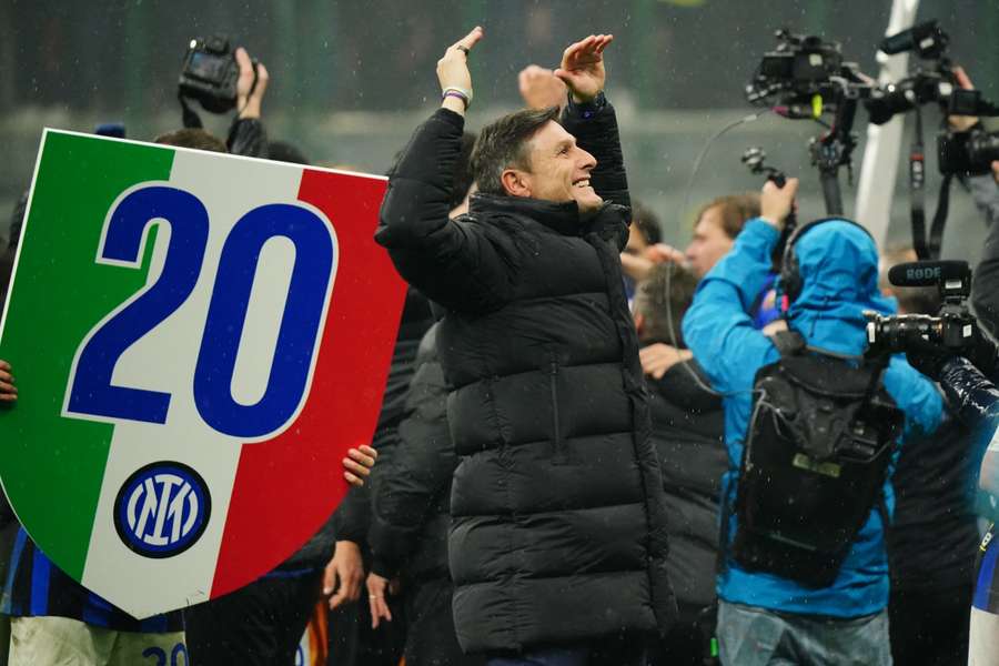 Javier Zanetti festaggia la seconda stella sotto la curva