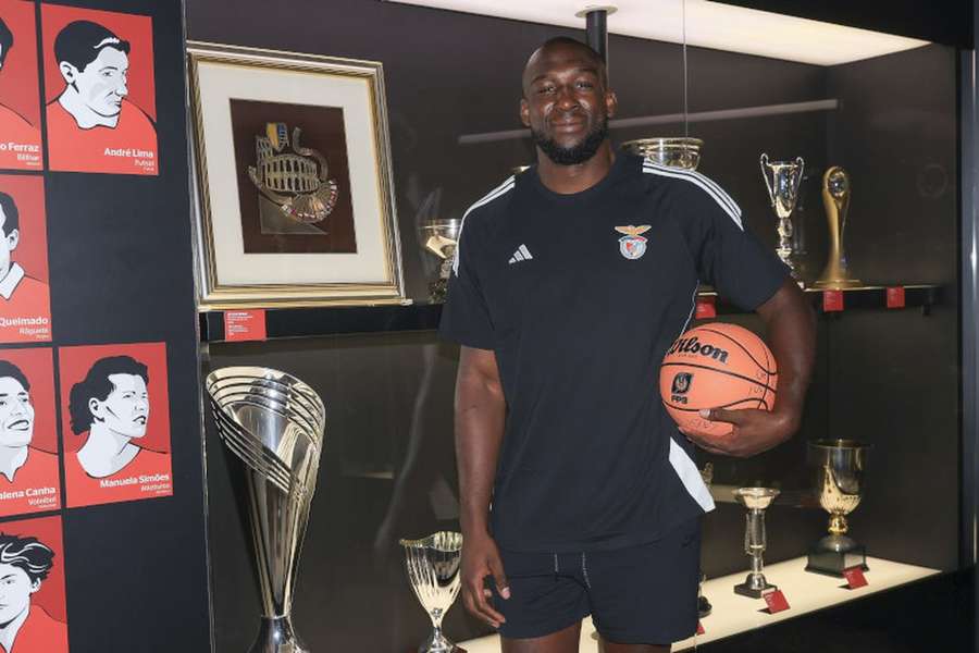Temidayo Yussuf oficializado no Benfica