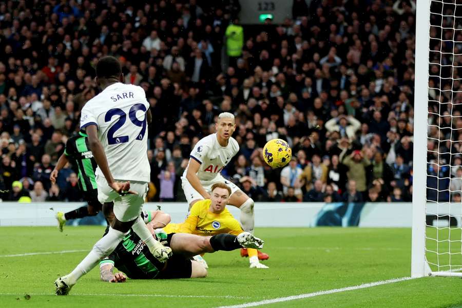 Sarr finaliza para o gol aberto para deixar tudo igual