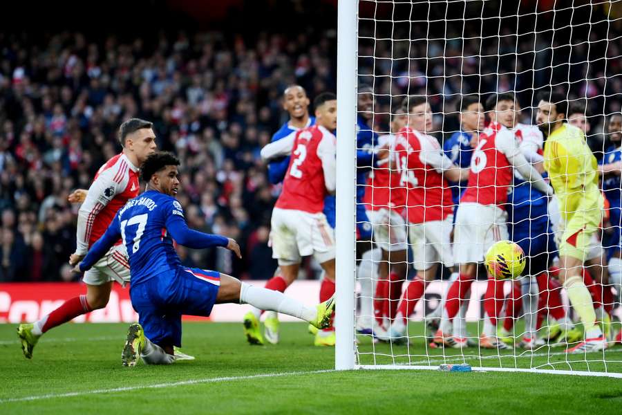 Arsenal's Piero Hincapie scores Chelsea's first via an own goal