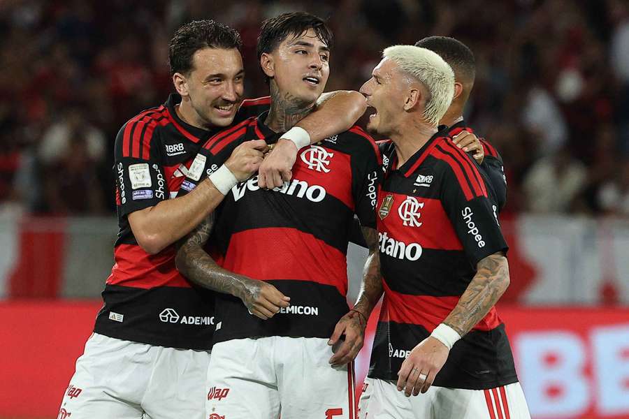 Erick Pulgar comemora golaço com seus companheiros Erick Pulgar comemora golaço com seus companheiros
