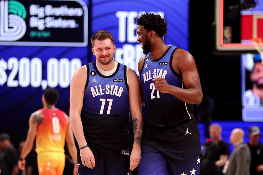 Doncic y Embiid bromean durante el último All-Star de la NBA
