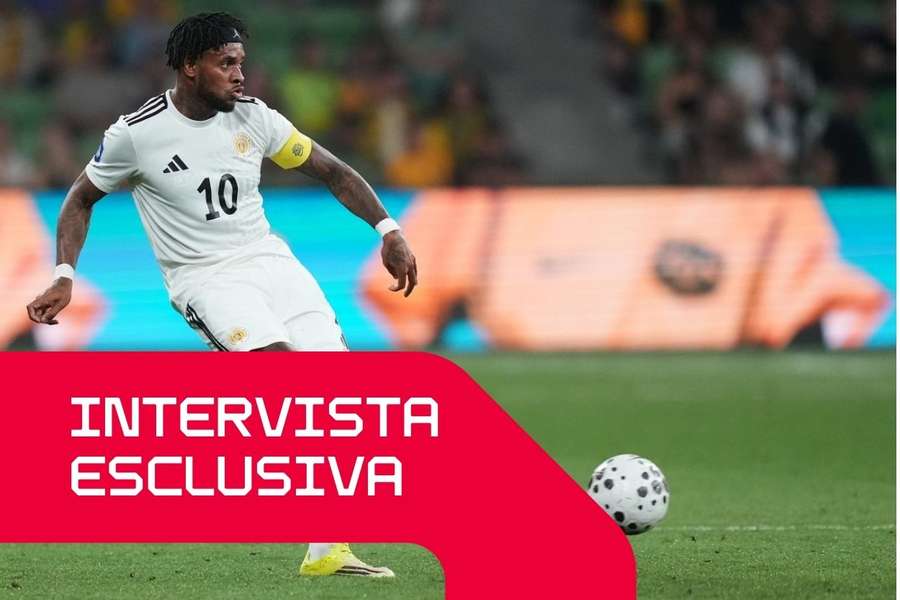 Il capitano di Curacao Leandro Bacuna in azione contro l'Australia