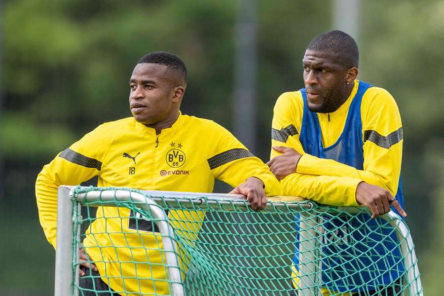 Youssoufa Moukoko (links) tijdens een training naast collega-spits Anthony Modeste.