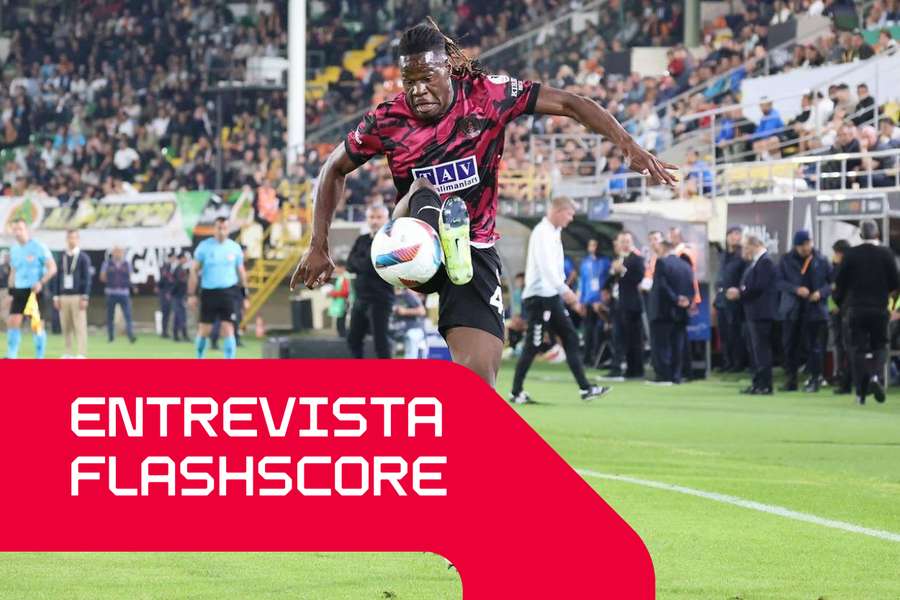 Gaius Makouta durante um jogo com o Alanyaspor na SuperLig