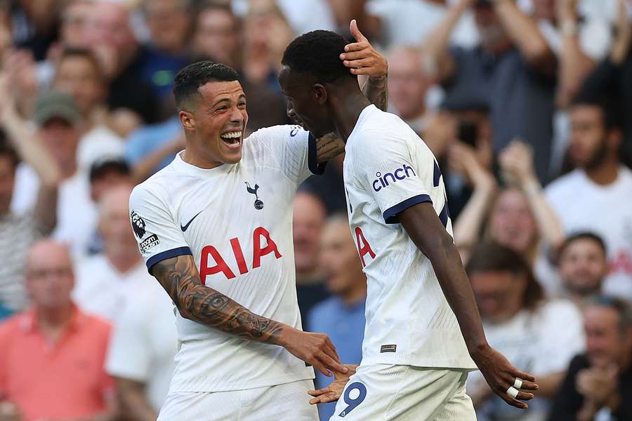 Pedro Porro comemora com Pape Sarr, autor do primeiro gol dos Spurs