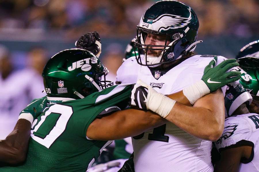 Josh Sills dos Philadelphia Eagles, em ação contra o New York Jets em 2022