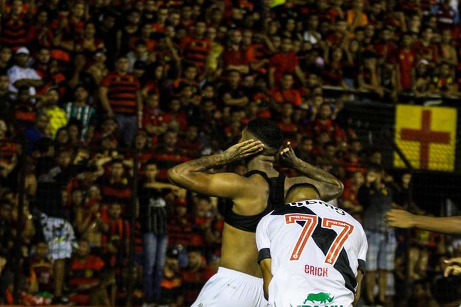 Raniel provoca a torcida do Leão na Ilha do Retiro momentos antes da invasão de campo