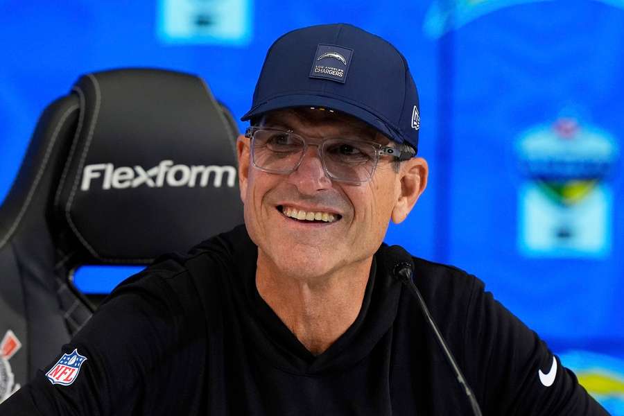 Jim Harbaugh foi só alegria após iniciar a temporada regular da NFL com importante vitória