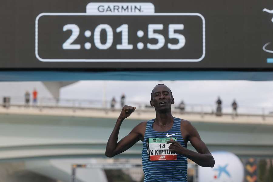 Kelvin Kiptum is net over de finish gekomen in een waanzinnige tijd