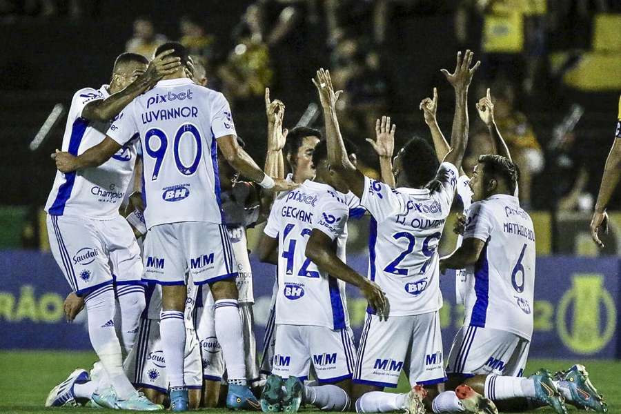 Jogadores do Cruzeiro celebram vitória no interior paulista