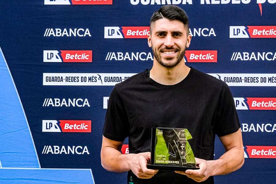 Rui Silva com o prémio de melhor guarda-redes de março